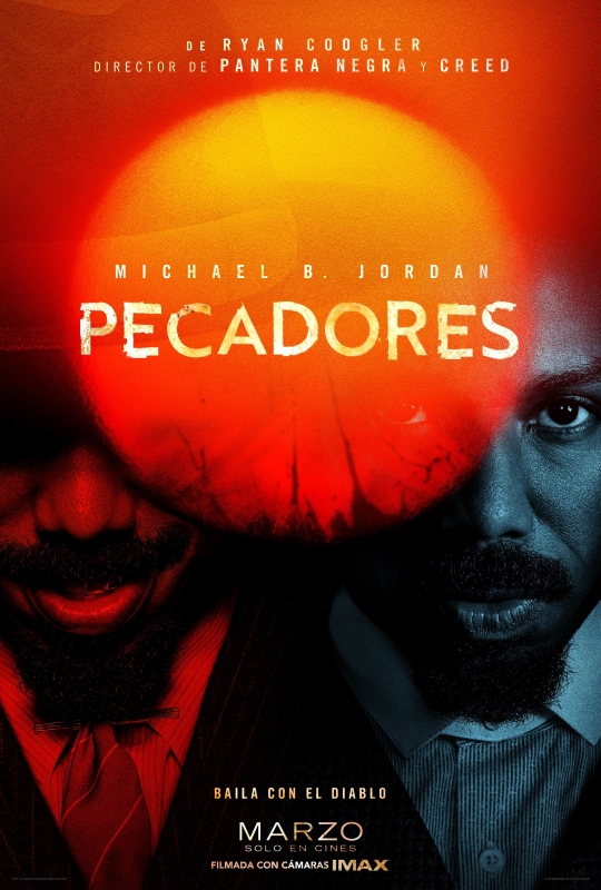 Cartaz de divulgação do filme. Em fusão de imagens, o grande sol alaranjado está entre os rostos de dois homens idênticos: são negros, possuem olhos castanhos, bigode, barbicha e lábios grossos. O da esquerda usa chapéu e está com o rosto levemente abaixado. Uma luz avermelhada incide sobre ele. O homem da direita está sob luz azulada. Ele está sério. No topo do cartaz, em letras brancas: “De Ryan Googler, diretor de Pantera Negra e Creed”. Na parte central: “Michael B. Jordan” e o título “Pecadores”.