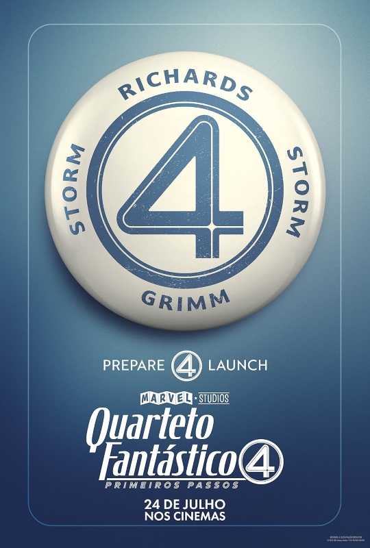 Cartaz do filme. Por toda a parte superior da imagem de fundo em tons de azul, há um círculo branco e com aparência plástica. No centro, em azul, está o número “4” circundado por duas linhas azuis. Ao redor, também em azul, estão os nomes “Storm”, “Richards”, “Storm” novamente e “Grimm”. Na parte inferior do cartaz, em letras brancas, está a frase: “Prepare 4 launch”, com o número 4 dentro de um círculo. Abaixo, aparece o logotipo da Marvel Studios, seguido do título do filme: “Quarteto Fantástico: Primeiros passos”.