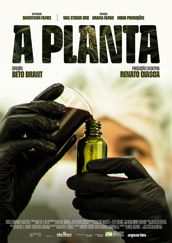 Cartaz de divulgação do filme. Usando luvas pretas, uma pessoa despeja um líquido verde escuro de um recipiente translúcido para um frasco verde. O rosto da pessoa é visto ao fundo, em desfoque. Ela usa máscara que cobre nariz e boca e touca, ambas brancas. Na parte superior do cartaz: “A planta. Direção: Beto Brant. Produção executiva: Renato Ciasca”. Todas as letras são preenchidas por imagens da planta da Cannabis. Cartaz de divulgação do filme. Usando luvas pretas, uma pessoa despeja um líquido verde escuro de um recipiente translúcido para um frasco verde. O rosto da pessoa é visto ao fundo, em desfoque. Ela usa máscara que cobre nariz e boca e touca, ambas brancas. Na parte superior do cartaz: “A planta. Direção: Beto Brant. Produção executiva: Renato Ciasca”. Todas as letras são preenchidas por imagens da planta da Cannabis.